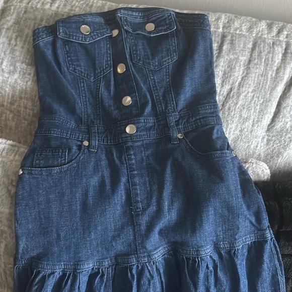 bebe STRAPLESS TIERED LIGHTWEIGHT DENIM DRESS - Picture 5 of 8